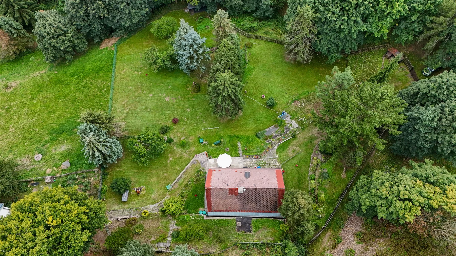 Chalupa Krupka — realitní fotografie dronem