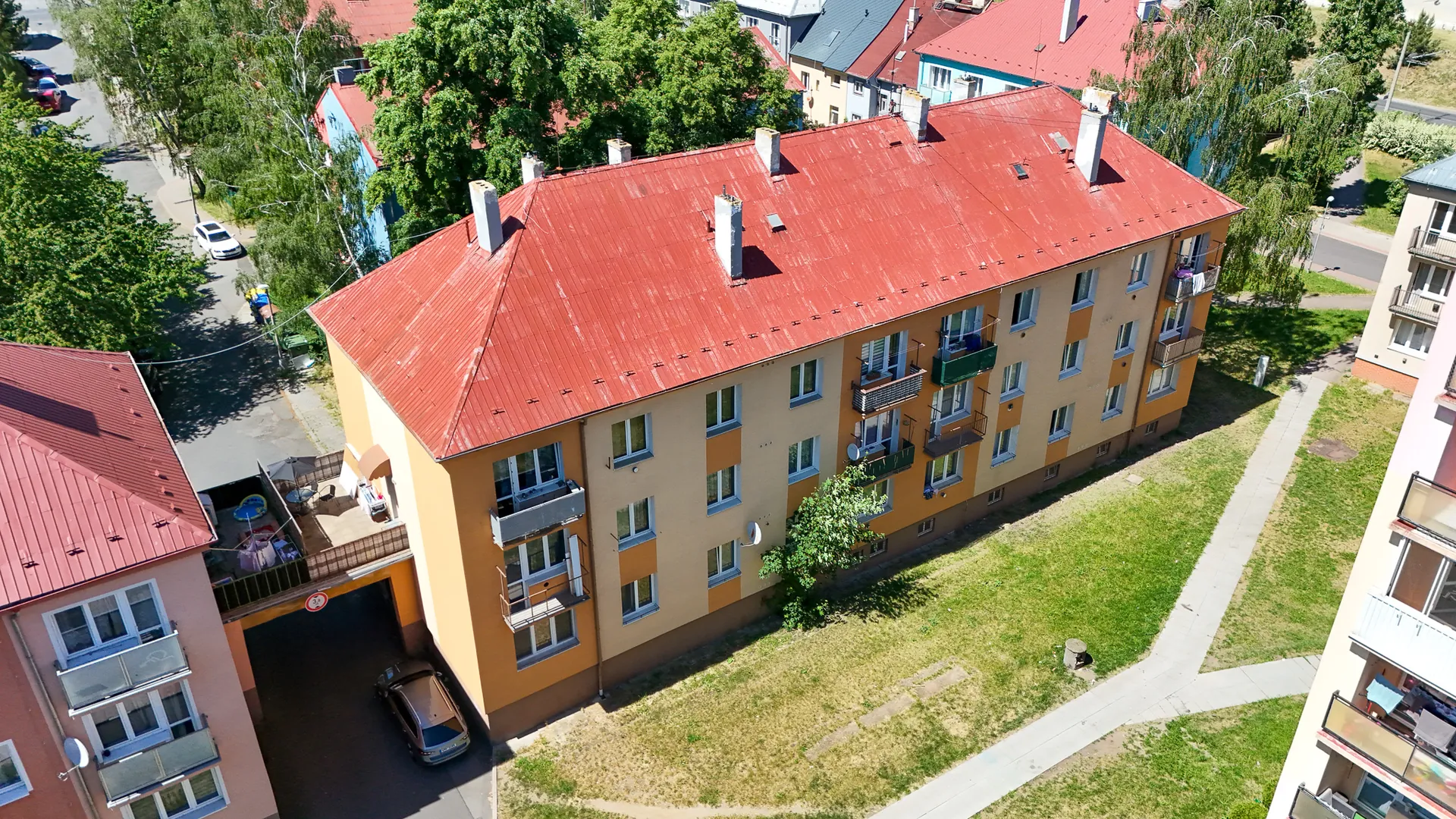 Bytový dům z výšky dronem — Chomutov