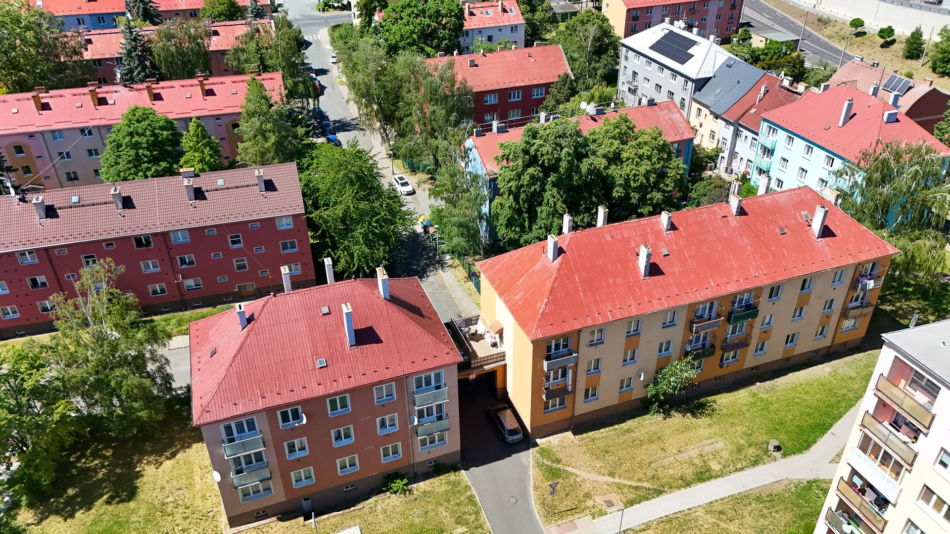 Okolí domu z výšky dronem — Chomutov