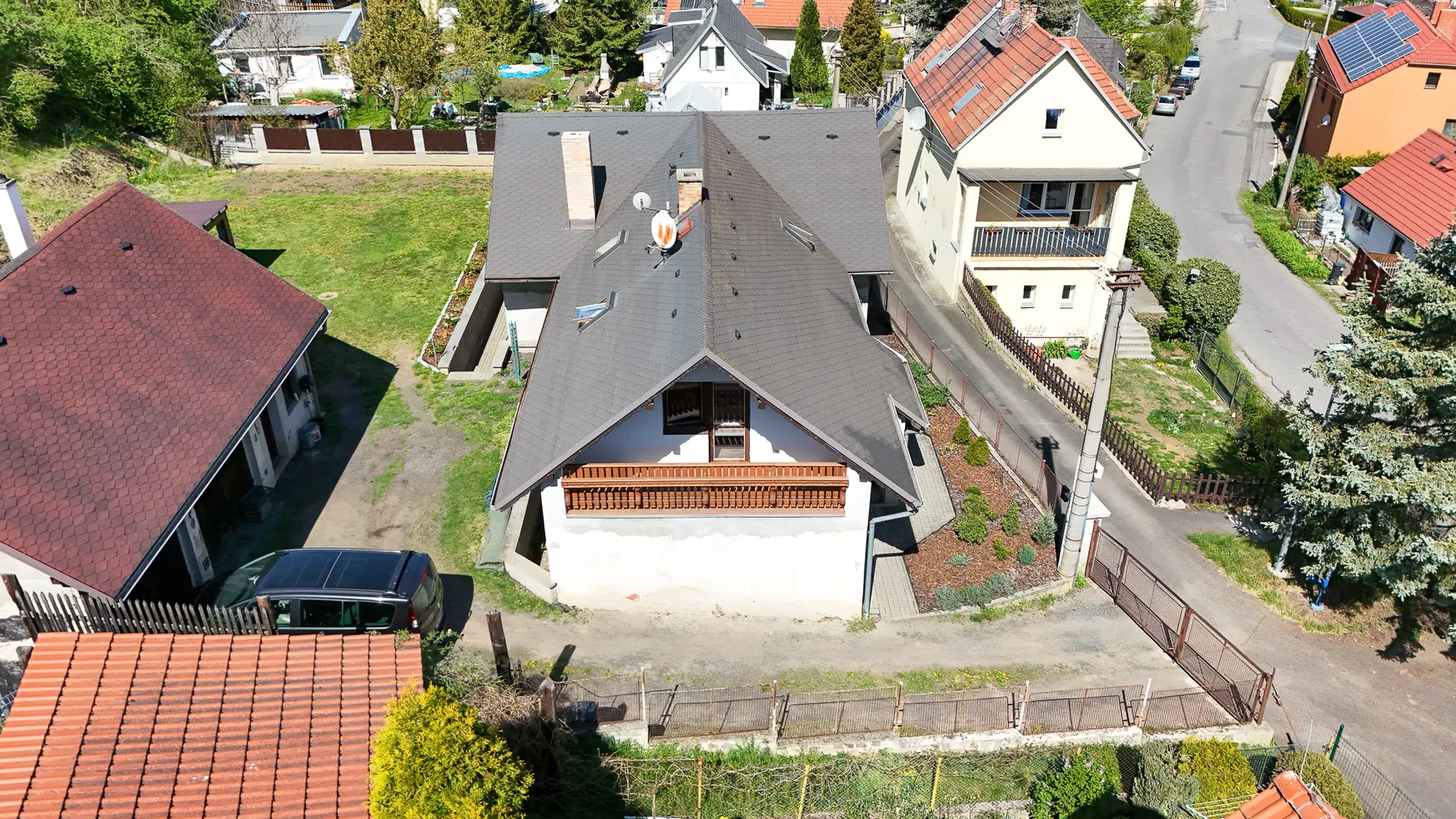 Střecha a zahrada rodinného domu — Korozluky