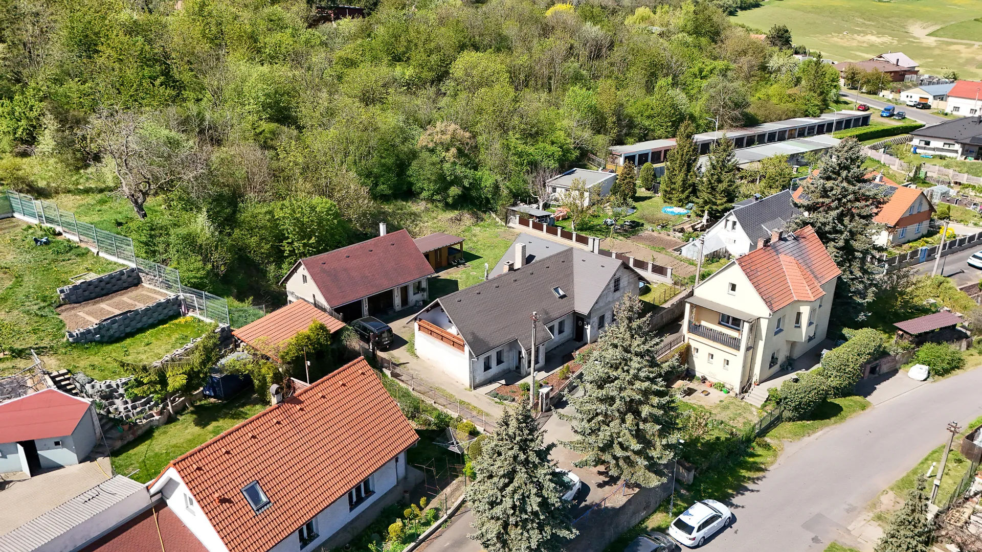 Rodinný dům v okolní zástavbě — Korozluky