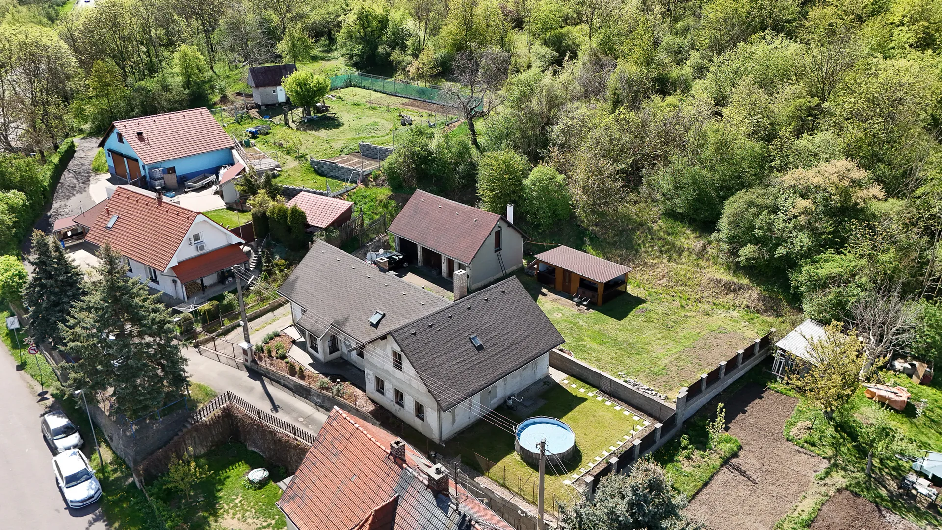 Letecký pohled na dům a pozemek — Korozluky