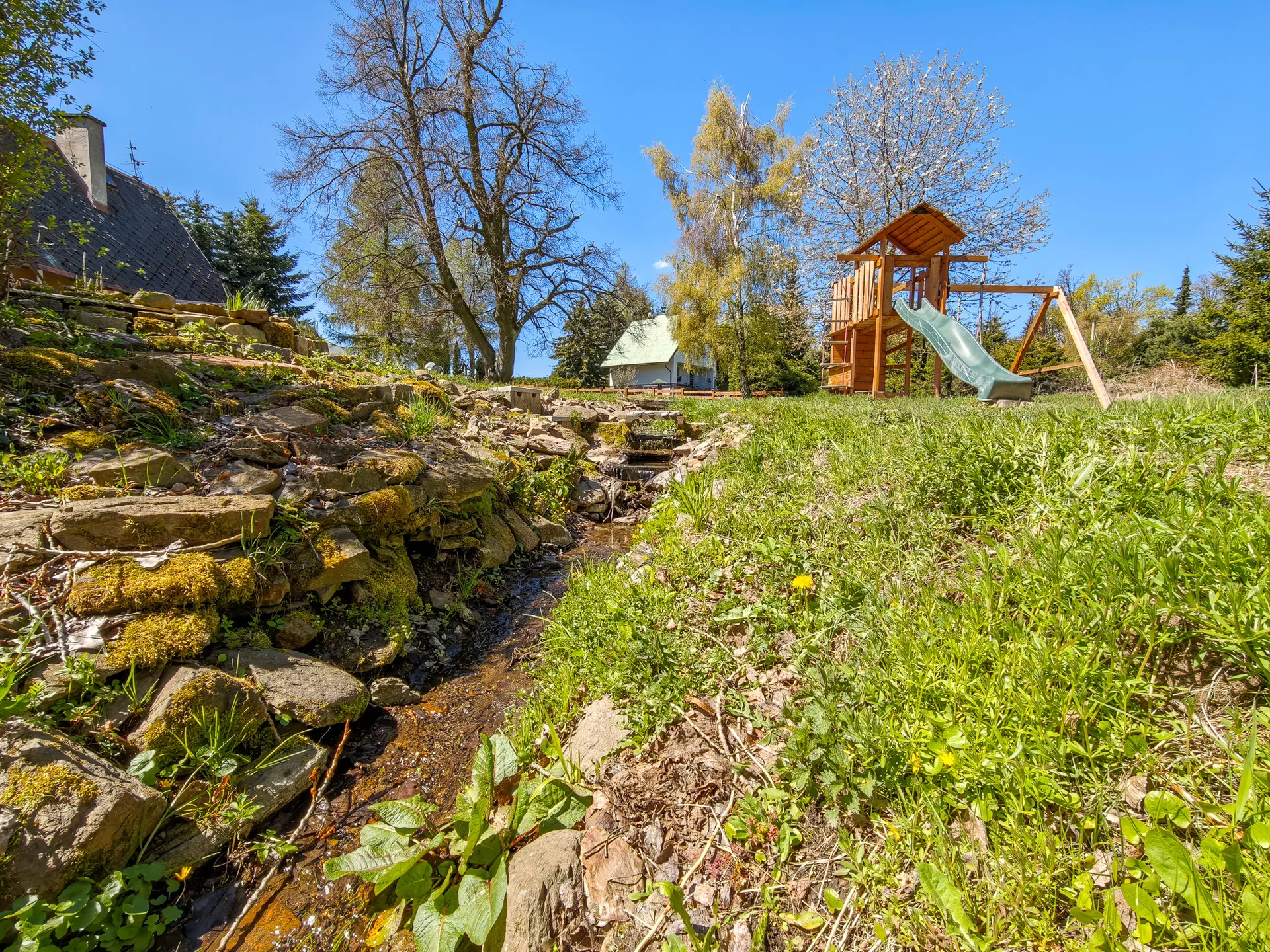 Potůček a zahrada — Výslunní